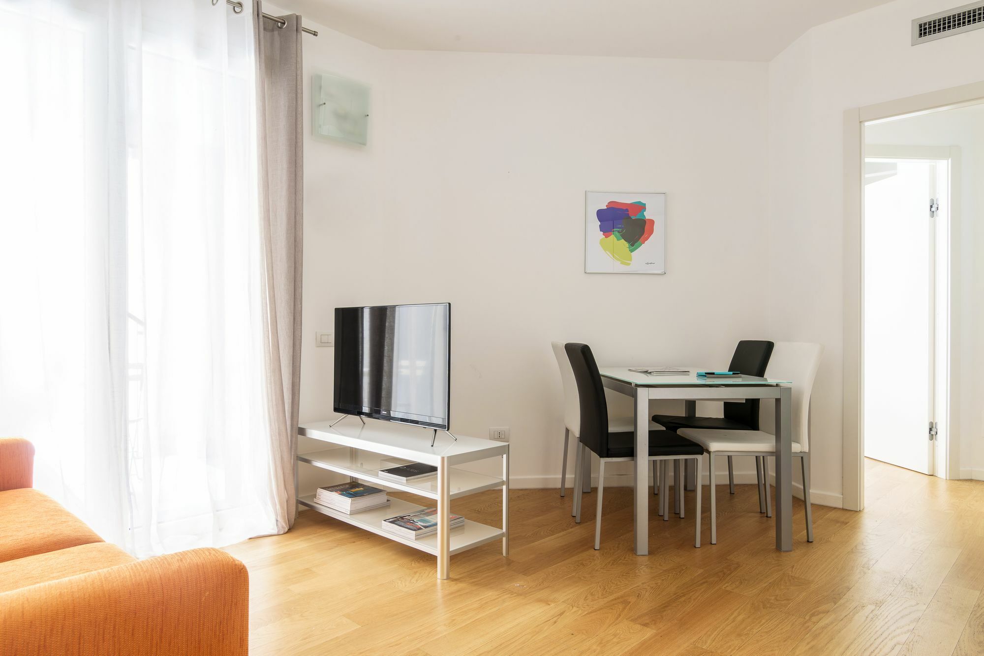 Апартаменти Joivy Sunny 1-Bed Flat With Balcony Мілан Екстер'єр фото